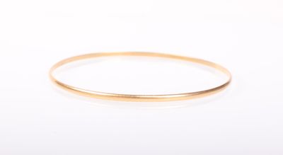gros plan d'une bague en or sur une surface blanche