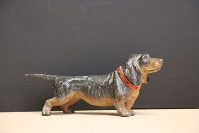 une figurine de chien posée sur une table