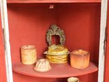 une armoire rouge sur laquelle sont disposés de nombreux aliments différents