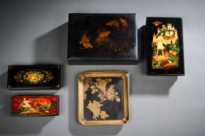 de nombreux objets décoratifs de toutes sortes accrochés au mur