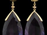 une paire de boucles d'oreilles en améthore et en or