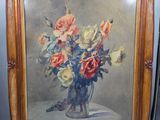 tableau représentant des roses dans un vase posé sur une table devant une horloge