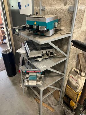 une machine qui se trouve sur une étagère dans une pièce