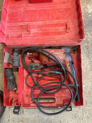une boîte à outils rouge avec des outils sur le sol