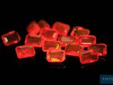beaucoup de cubes en plastique rouges posés sur une surface noire
