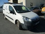 une camionnette blanche garée dans un parking