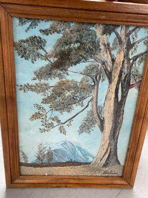 tableau représentant un arbre dans un cadre, avec une montagne en arrière-plan
