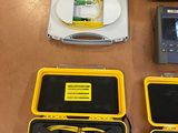 de nombreux appareils électroniques posés sur une table