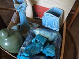 une boîte contenant des objets bleus et verts posée sur une table