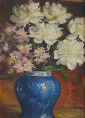 un tableau représentant un vase bleu orné de fleurs blanches et roses