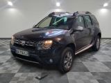 une photo d'un 4x4 noir garé dans un garage