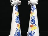 paire de figurines en céramique bleues et blanches représentant un chien et un chat sur fond noir