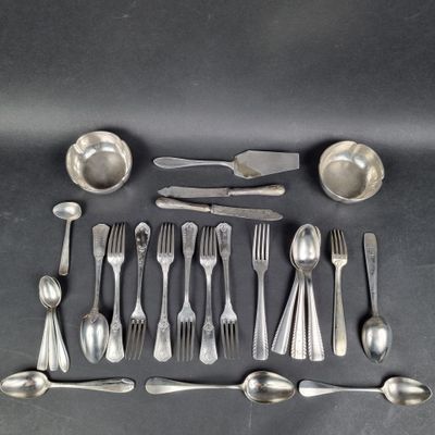 many spoons, forks, and spoon spoons laid out on a table