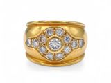 gros plan d'une bague en or et diamants sur fond blanc