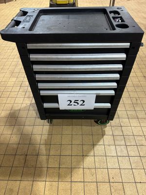 un gros plan d'une boîte à outils noire sur roulettes posée sur un sol carrelé