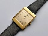 une image d'une montre-bracelet plaquée or avec un bracelet en cuir noir