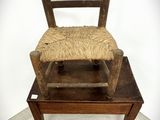 une chaise en bois dont l'assise est en osier