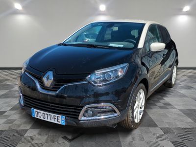 la voiture noire est garée sur un sol en damier dans le garage