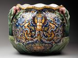 un grand vase orné d'un motif à l'intérieur
