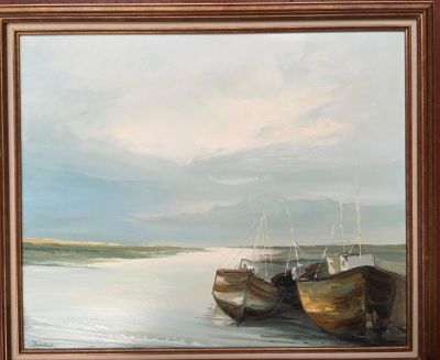 un tableau représentant trois bateaux posés sur la plage