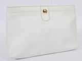 un sac à main blanc muni d'un fermoir doré