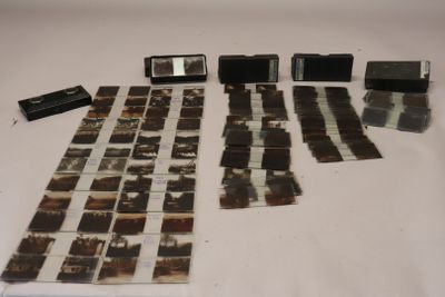 une table avec un tas de vieilles photos dessus