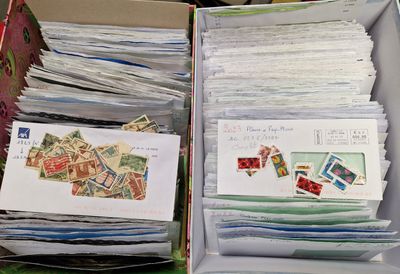 3 grosses boîtes contenant des enveloppes de timbres-poste d…