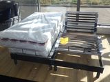un lit sur lequel est posé un matelas dans une pièce