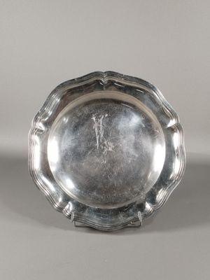 une assiette en argent avec un motif décoratif sur le bord