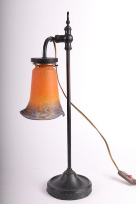 une image représentant une lampe posée sur une table, à laquelle est relié un cordon