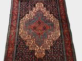 un tapis rouge et bleu à motifs de médaillons