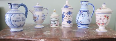 cinq vases alignés sur une table
