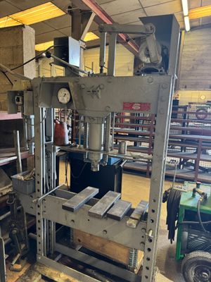 une machine qui se trouve à l'intérieur d'un bâtiment