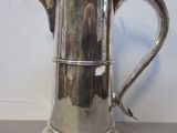 une cafetière en argent posée sur une table