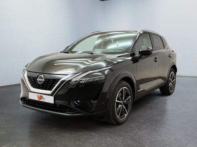 La Nissan QX-V noire est garée dans un showroom
