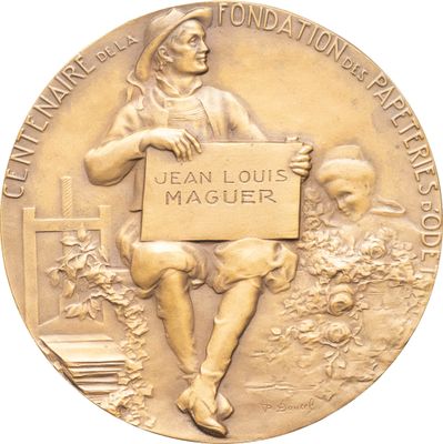 médaille d'or sur laquelle figure, sur le côté, un homme tenant une pancarte