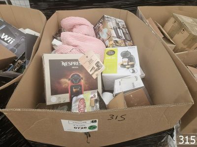une boîte en carton remplie d'articles assortis dans un magasin