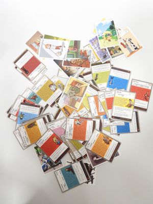 une pile de cartes posée sur une table, sur fond blanc