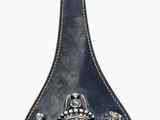 une cuillère en cuir noir ornée d'une couronne