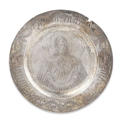 un ancien plat en argent orné d'une image de la Vierge à l'Enfant