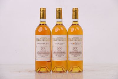 trois bouteilles de vin posées sur une table l'une à côté de l'autre