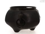 un pot noir muni d'une anse sur fond blanc