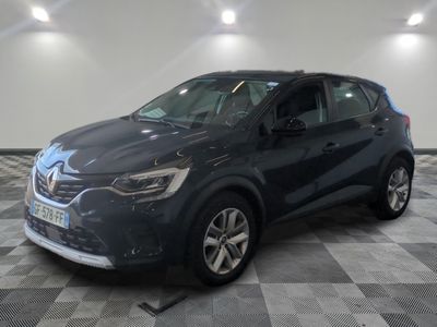 une voiture noire est garée sur le sol en damier d'un garage