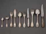 beaucoup d'argenterie sur une table avec un couteau et une fourchette