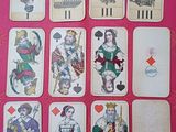 une photo montrant un jeu de cartes posé sur une table