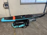 une planche de surf et un sac dans un garage