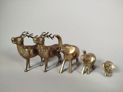trois figurines de cerfs en laiton avec des têtes d'antilope et des antilopes, des antilopes, des antilopes