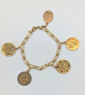 Gros plan sur un bracelet en or orné de pièces de monnaie