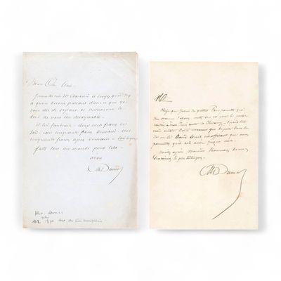 un vieux livre sur lequel est posée une lettre manuscrite, posé sur une table