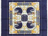 un foulard carré sur lequel est représenté le visage d'une femme